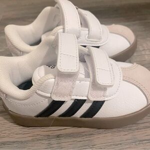 TODDLER ADIDAS VL COURT 3.0 (SAMBA LOOK-ALIKE). SIZE 5